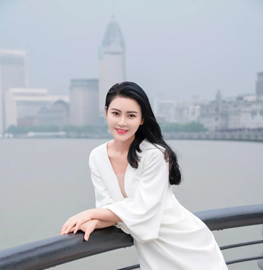 亚洲小姐冠军吴丹好高级 白色V领裙穿出轻奢感 颜值是重点