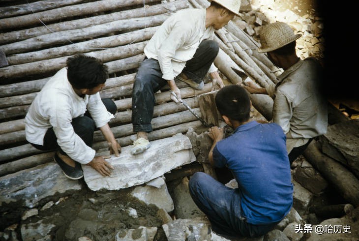 老照片：60-70年代河南林县修建“红旗渠”，悬崖峭壁造天河