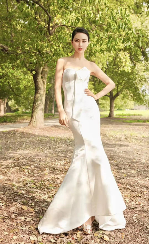 亚洲小姐冠军吴丹好高级 白色V领裙穿出轻奢感 颜值是重点