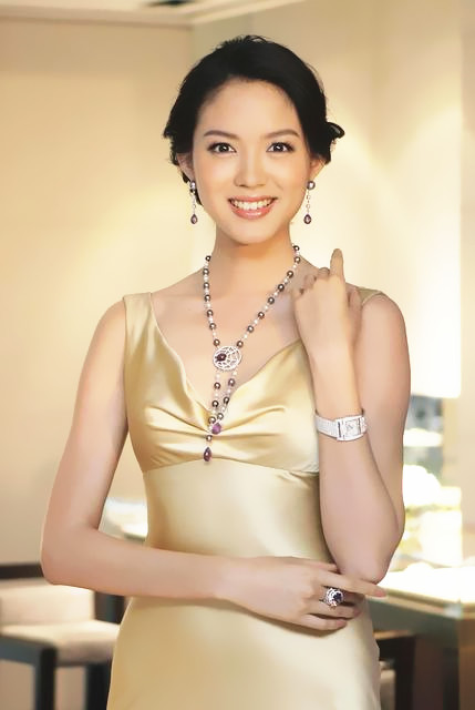“世界小姐”张梓琳亮相 穿丝缎裙光彩照人 嫁给爱情的人生赢家