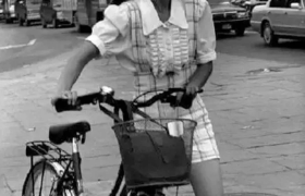老照片中的深圳，骑自行车的女孩超美，春运挤火车画面恐怖