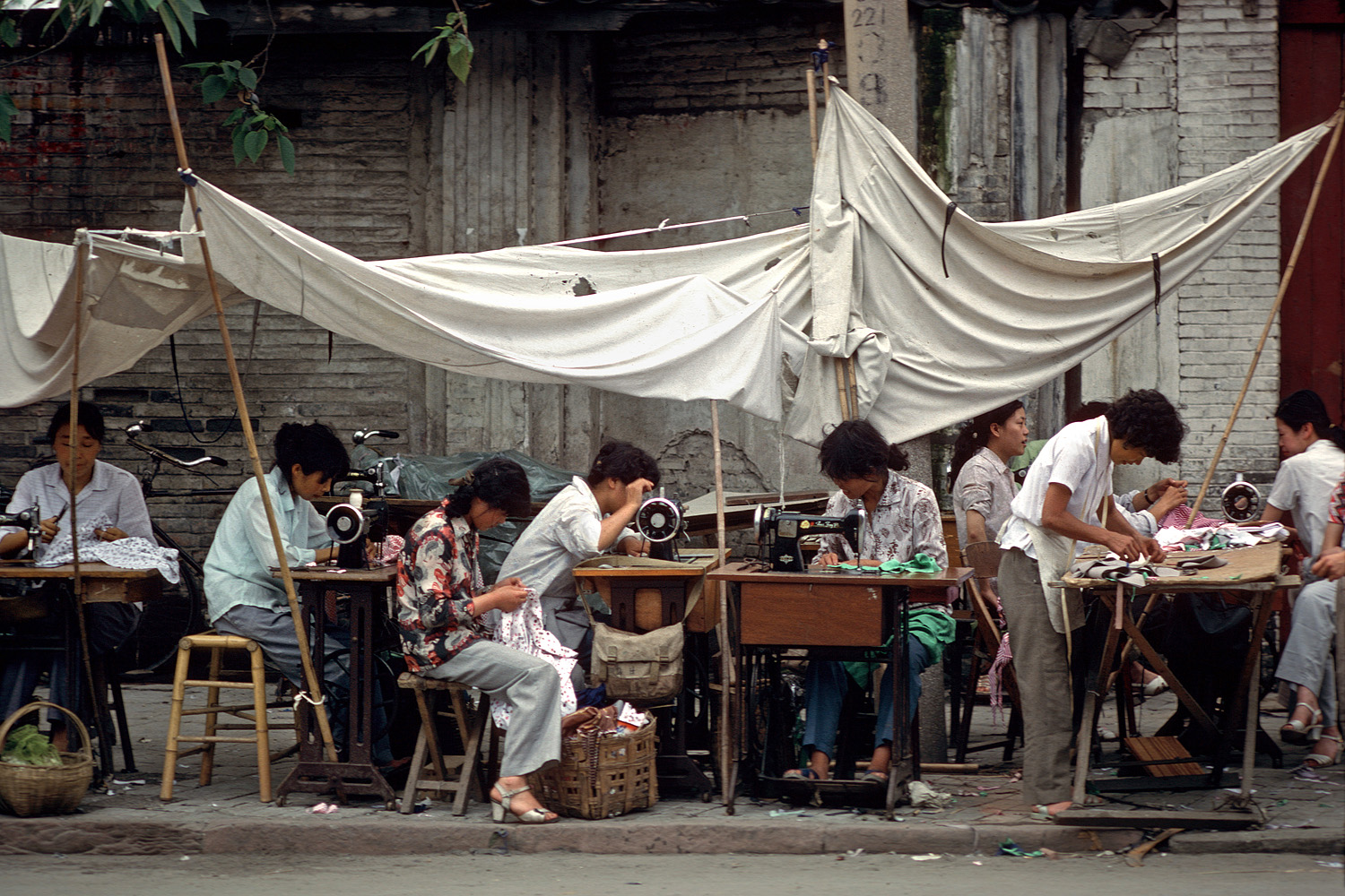老照片：外国摄影师镜头下80年代的成都，悠闲而舒适的生活