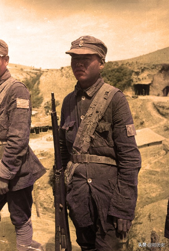 老照片：1944年延安，八路军模拟日军搞偷袭，记者体验穿军装
