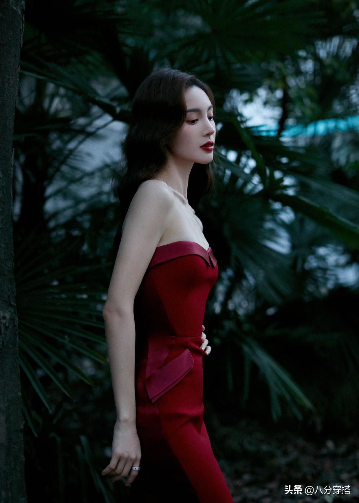 金晨肤白貌美就是任性，酒红色抹胸裙优雅精致，浪漫唯美超有魅力