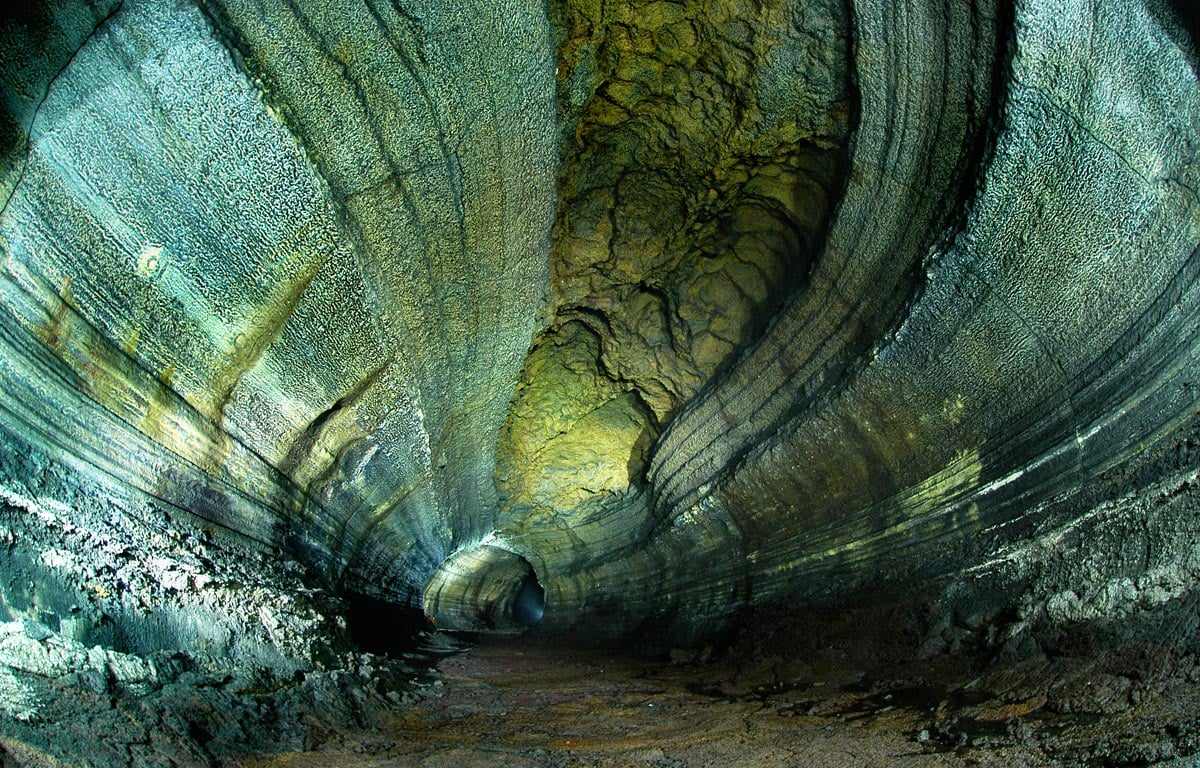 宽一公里长数十公里！月球巨大洞穴是谁挖的，能作人类基地？