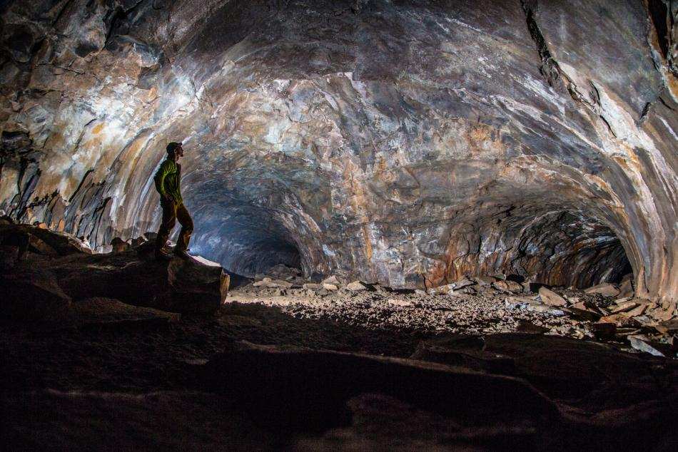 宽一公里长数十公里！月球巨大洞穴是谁挖的，能作人类基地？