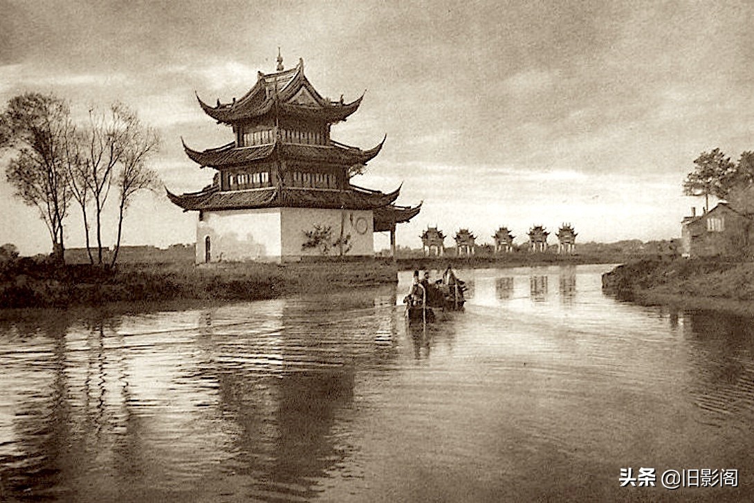 十九世纪末期上海，彼时的老城厢与租界