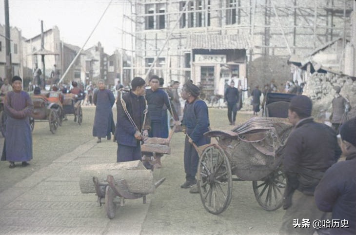 70年前广西老照片：盟军士兵街头围观蔬果摊，小学徒会刻字印刷
