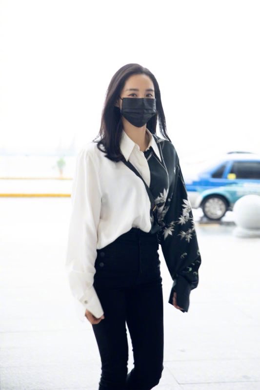 38岁王智真美，穿一身“白+黑”惊艳醒目，长发飘飘纯情还时髦