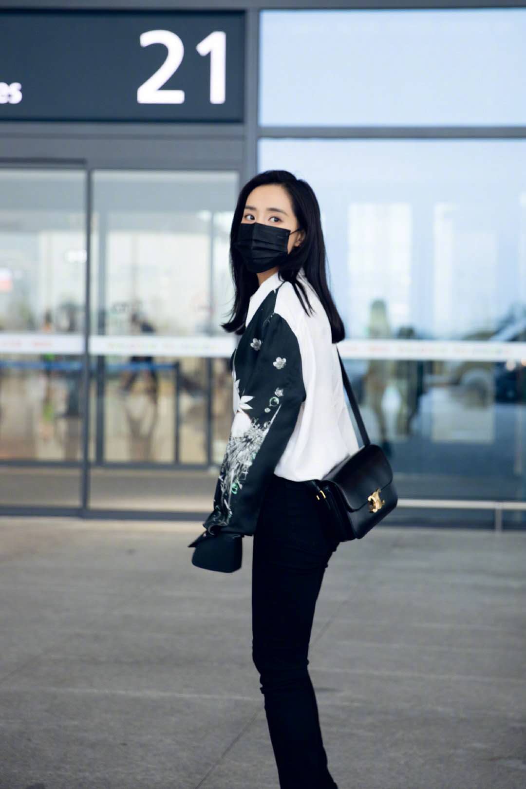 38岁王智真美，穿一身“白+黑”惊艳醒目，长发飘飘纯情还时髦
