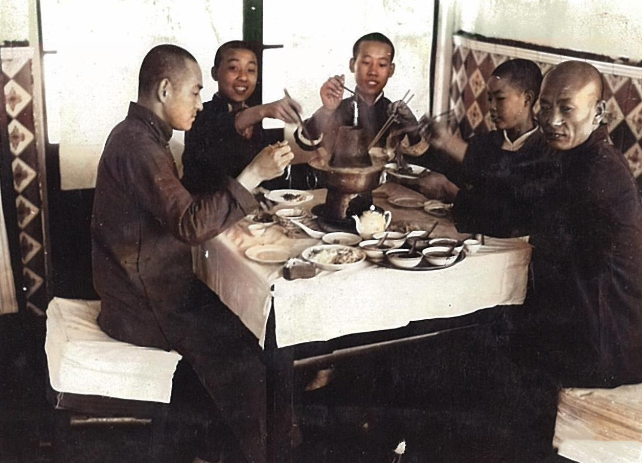 老照片：1939年的北京，冬天里吃顿东来顺的涮羊肉幸福感满满