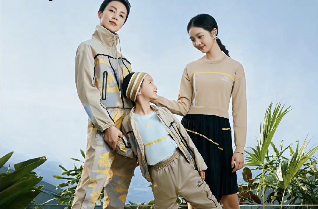 黄磊妻子女儿登杂志封面，颜值赛高，孙莉和多多像复制粘贴