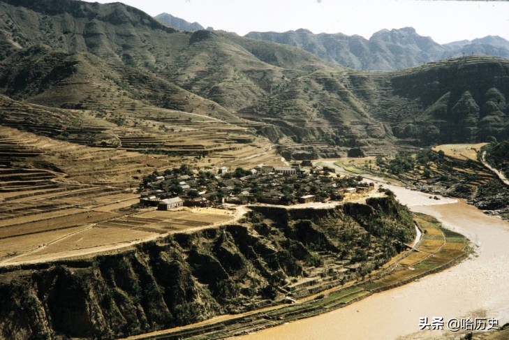 老照片：60-70年代河南林县修建“红旗渠”，悬崖峭壁造天河