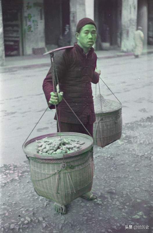 70年前广西老照片：盟军士兵街头围观蔬果摊，小学徒会刻字印刷