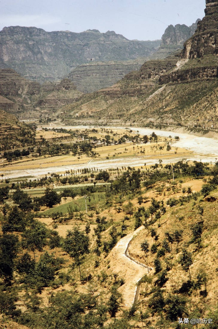 老照片：60-70年代河南林县修建“红旗渠”，悬崖峭壁造天河