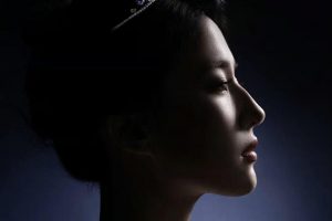 刘亦菲最新写真大片，天鹅颈真的太优越了，戴上精致皇冠气质满满