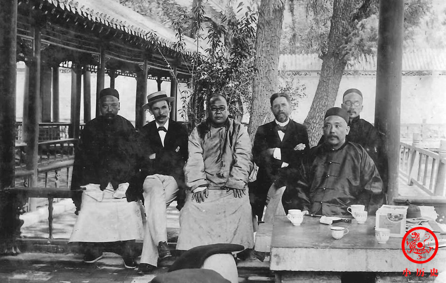 晚清老照片：山东巡抚袁世凯与客人喝茶聊天，女人学习使用缝纫机