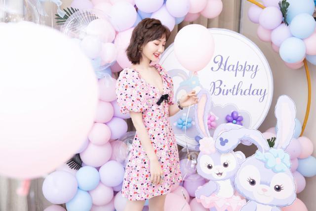 毛晓彤海边庆祝33岁生日，穿粉色碎花裙清纯甜美，白瓷肌吸睛