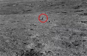 嫦娥四号发现一块奇怪的石头，呈金字塔形，玉兔二号正前往调查