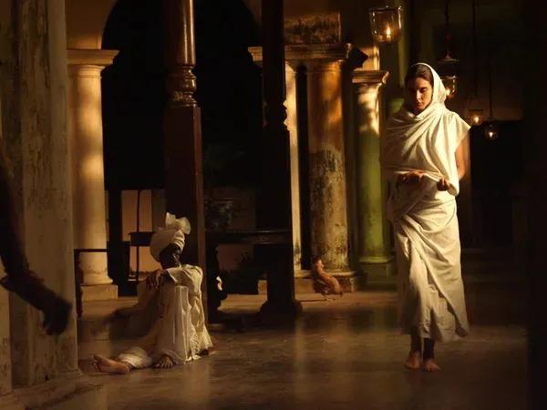 《水》揭露宗教陋习和已婚妇女悲惨生活，点破印度“性放纵”真相