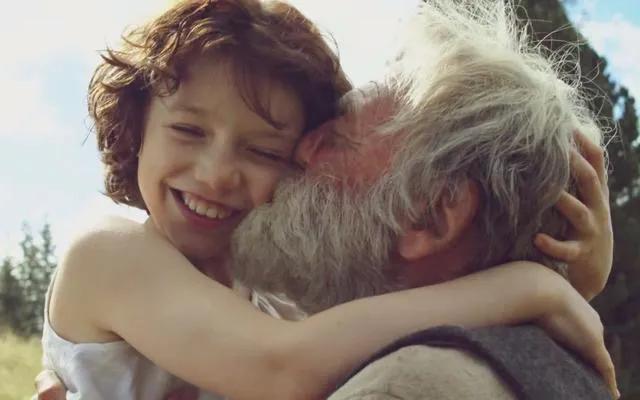 《海蒂和爷爷》：8岁女孩暖到你落泪，人生只为找到快乐的方向