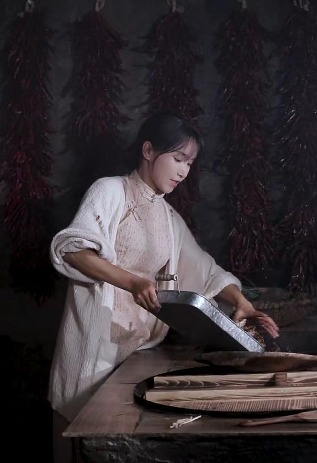 李子柒刷新吉尼斯纪录，穿旗袍与证书合影，向全世界展示东方美