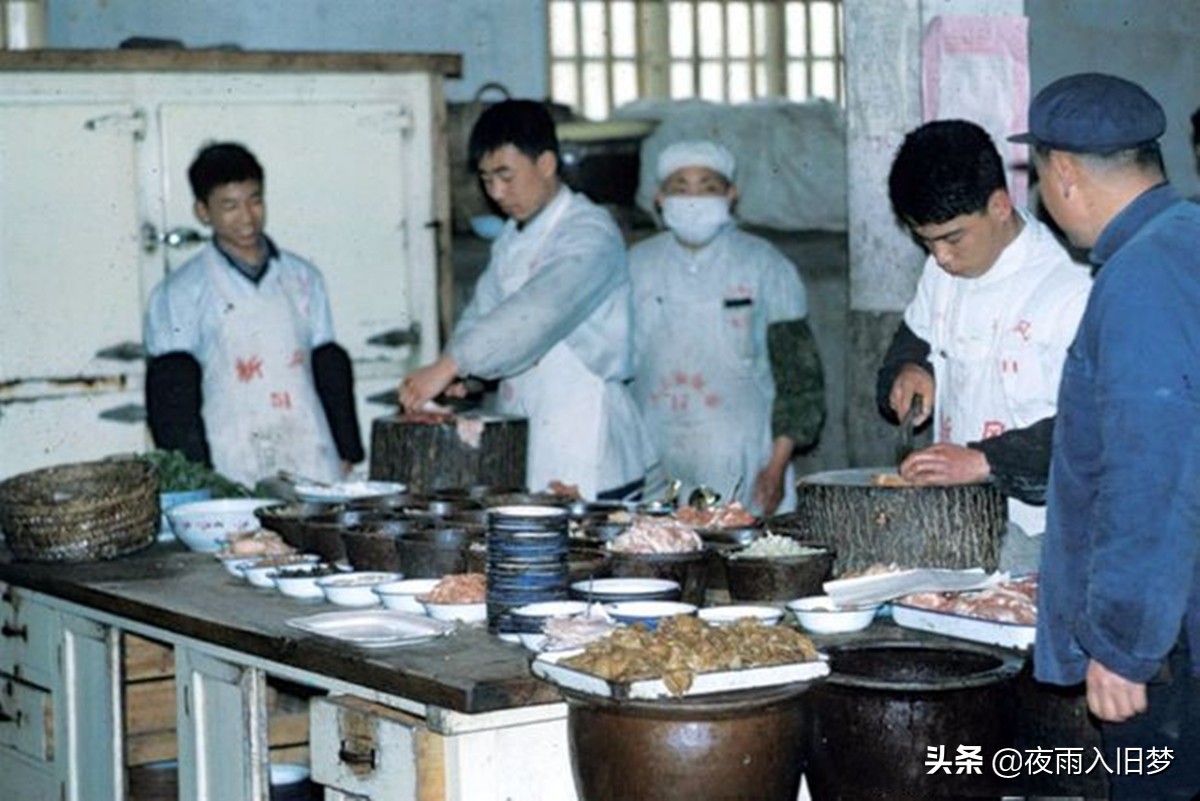 老照片：80年代的国营饭店，只花20元就吃大餐，还能喝茅台