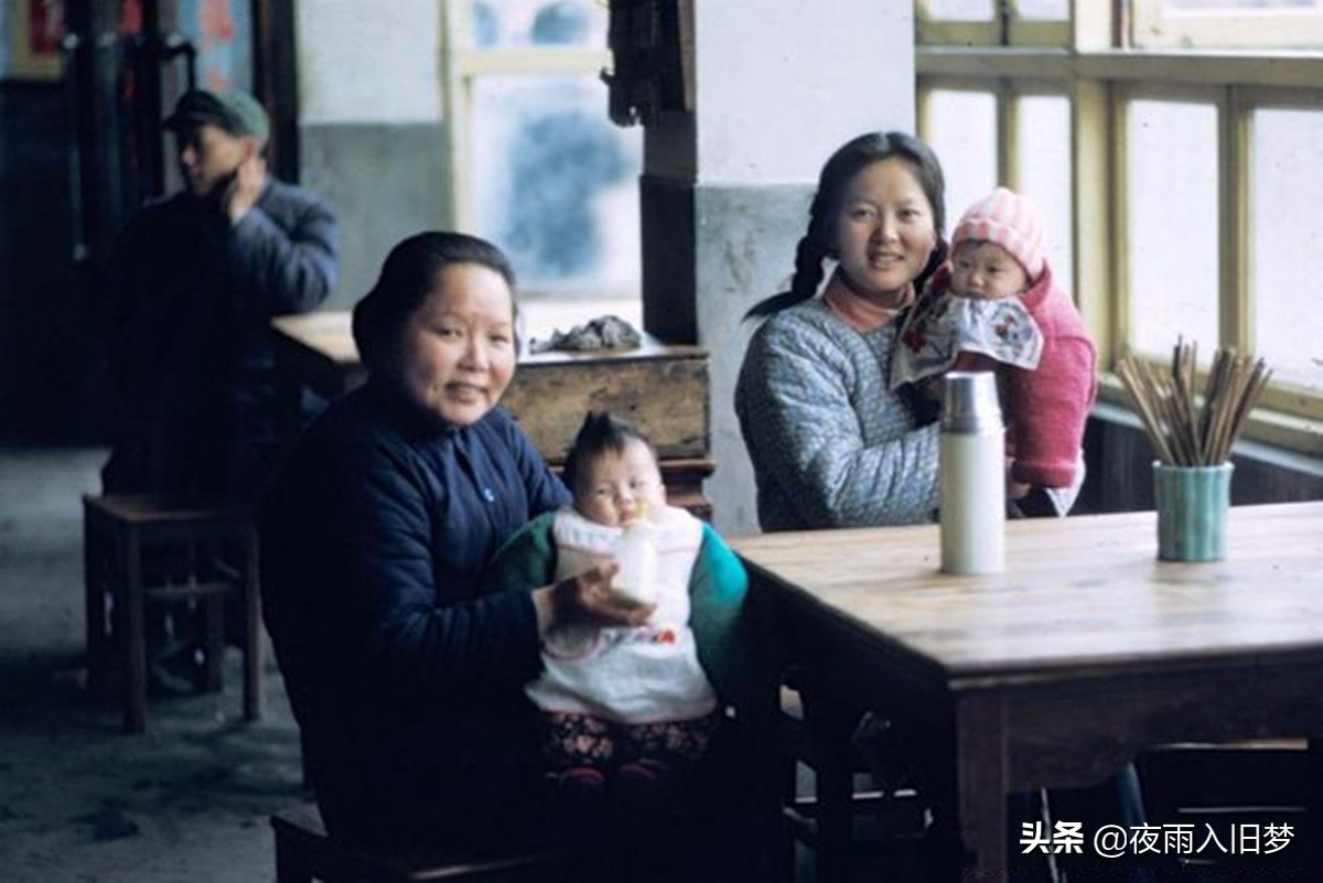 老照片：80年代的国营饭店，只花20元就吃大餐，还能喝茅台