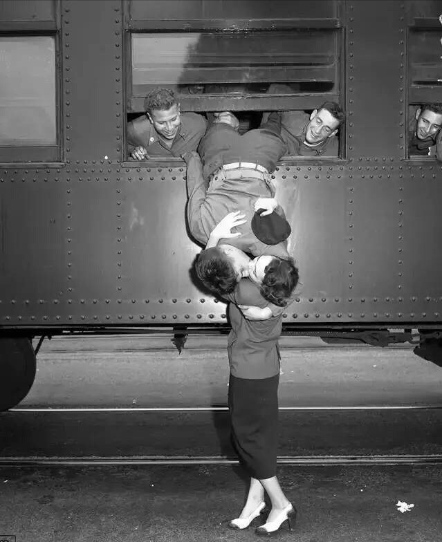 历史老照片：80年前的选美比赛，二战士兵吻别女友