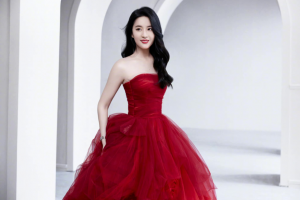 刘亦菲颜值真抗打，穿红裙衬出细腻白皙皮肤，配长黑卷发优雅动人