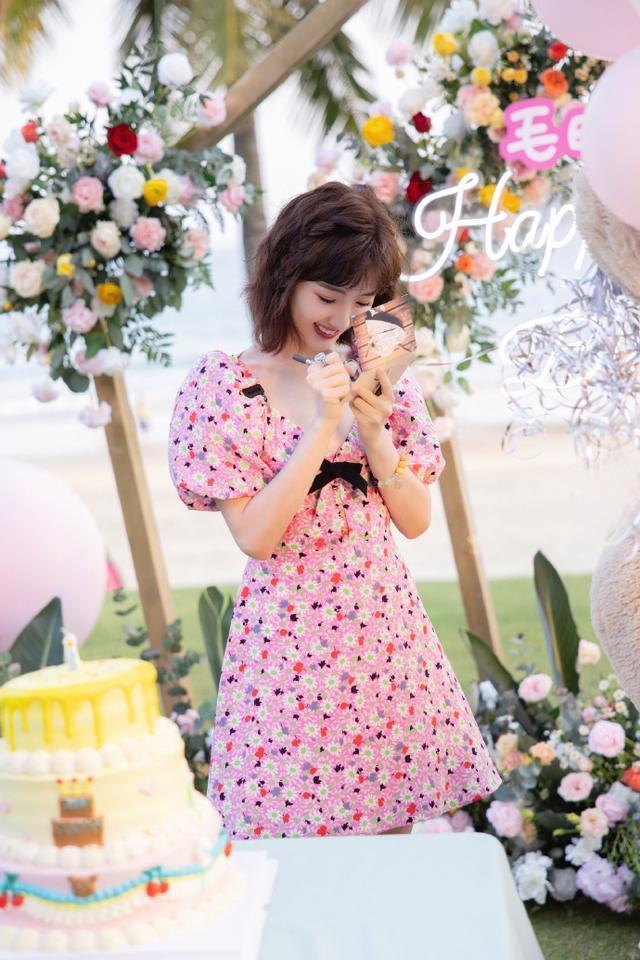 毛晓彤海边庆祝33岁生日，穿粉色碎花裙清纯甜美，白瓷肌吸睛