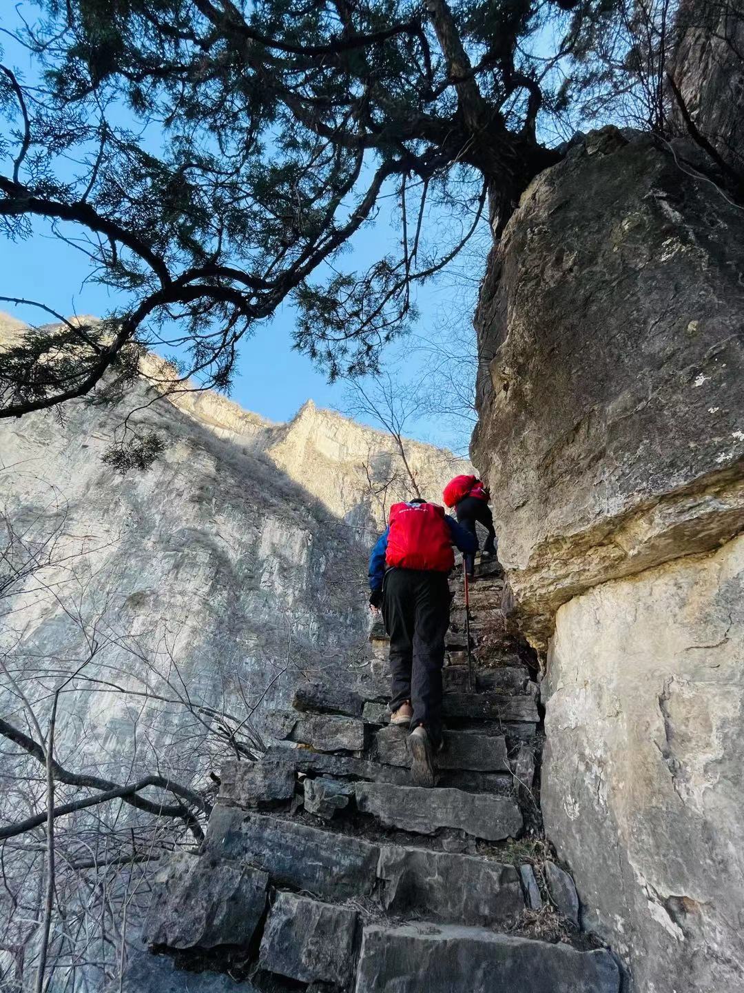 郑州驴友团徒步南太行经典“天梯”南北扒绝