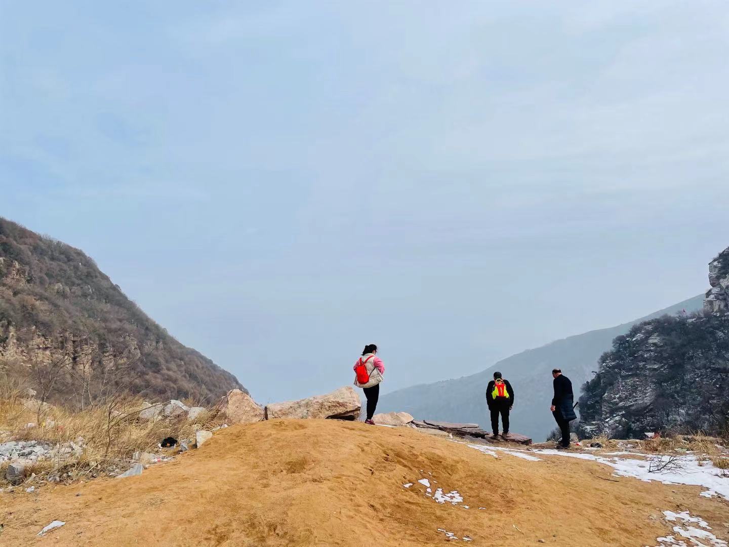 郑州驴友徒步经典户外线路，万丈梯刀背山穿越小长城黄金大草原