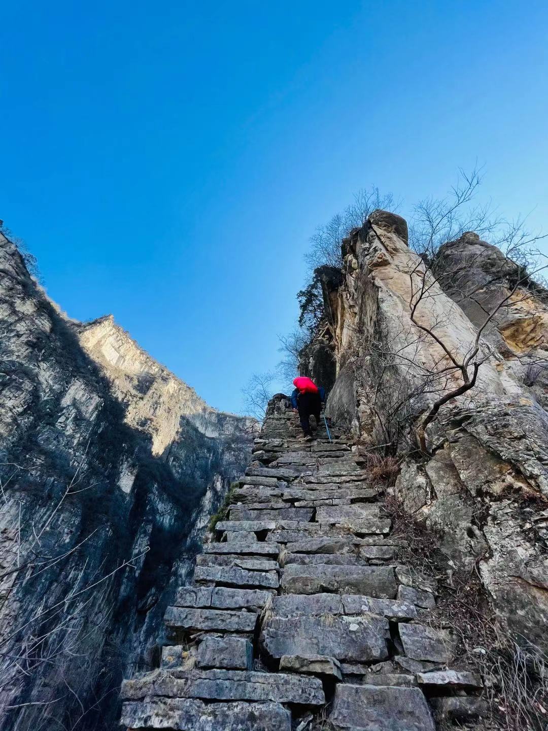 郑州驴友团徒步南太行经典“天梯”南北扒绝