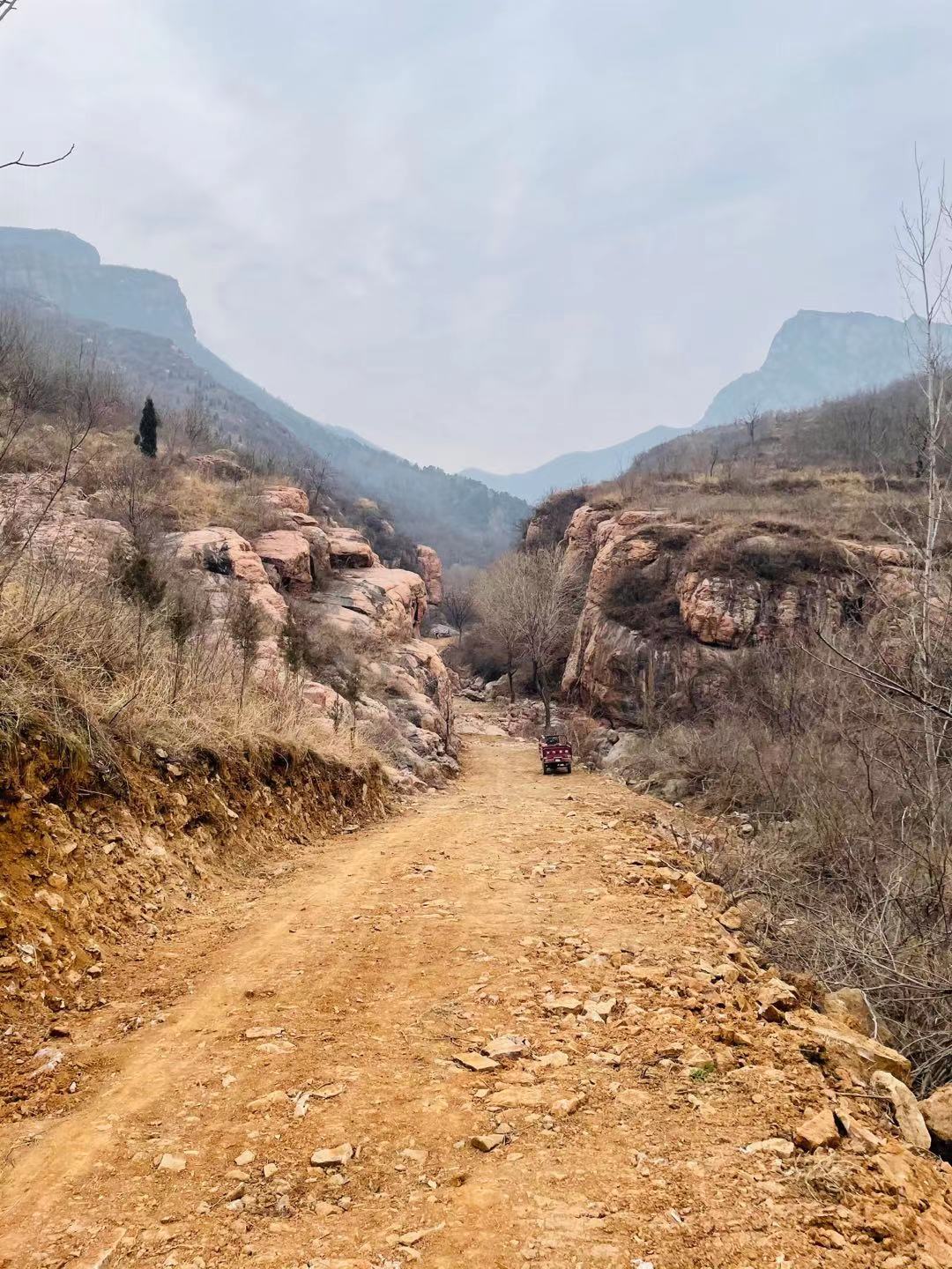 郑州驴友徒步经典户外线路，万丈梯刀背山穿越小长城黄金大草原