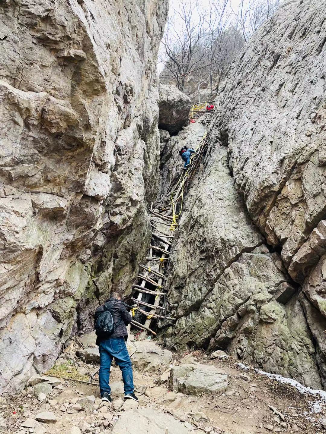 郑州驴友徒步经典户外线路，万丈梯刀背山穿越小长城黄金大草原