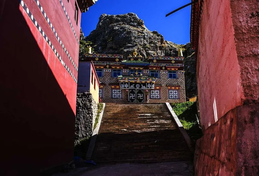 西藏这座“小江南”要藏不住了，藏东第一高峰、悬空寺庙，都在这
