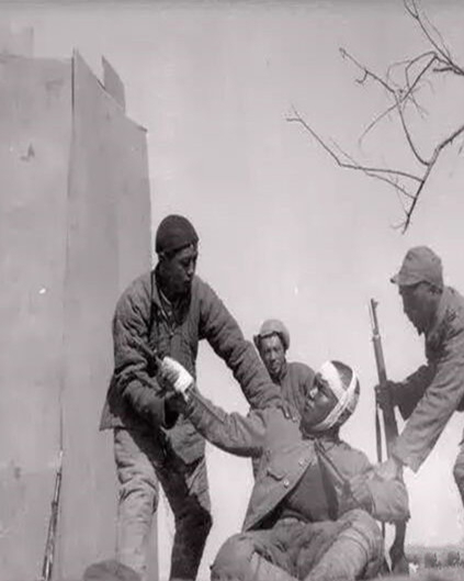 日军战俘老照片：鬼子满脸不服气，有的高举双头，还有人准备剖腹