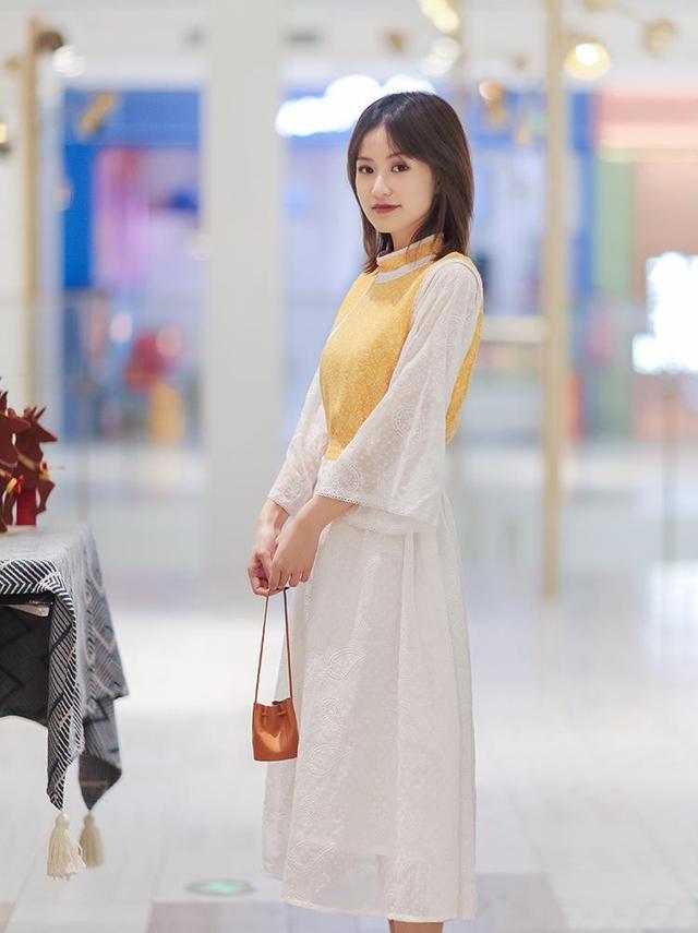今春流行一种穿搭，叫“中国风上衣+半裙”，清纯减龄又显高
