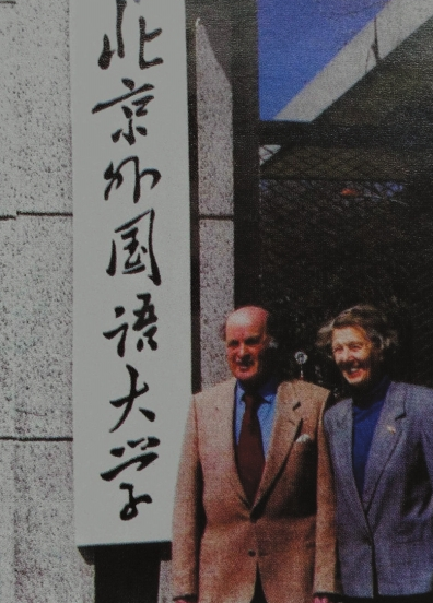 1947年，柯鲁克夫妇不顾战争逆行中国，没想到一留就是一辈子
