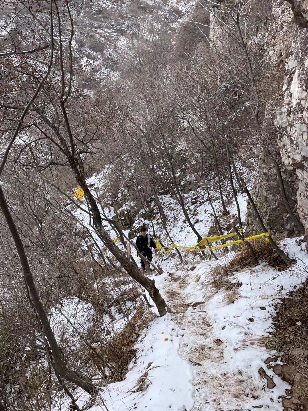 郑州驴友徒步经典户外线路，万丈梯刀背山穿越小长城黄金大草原