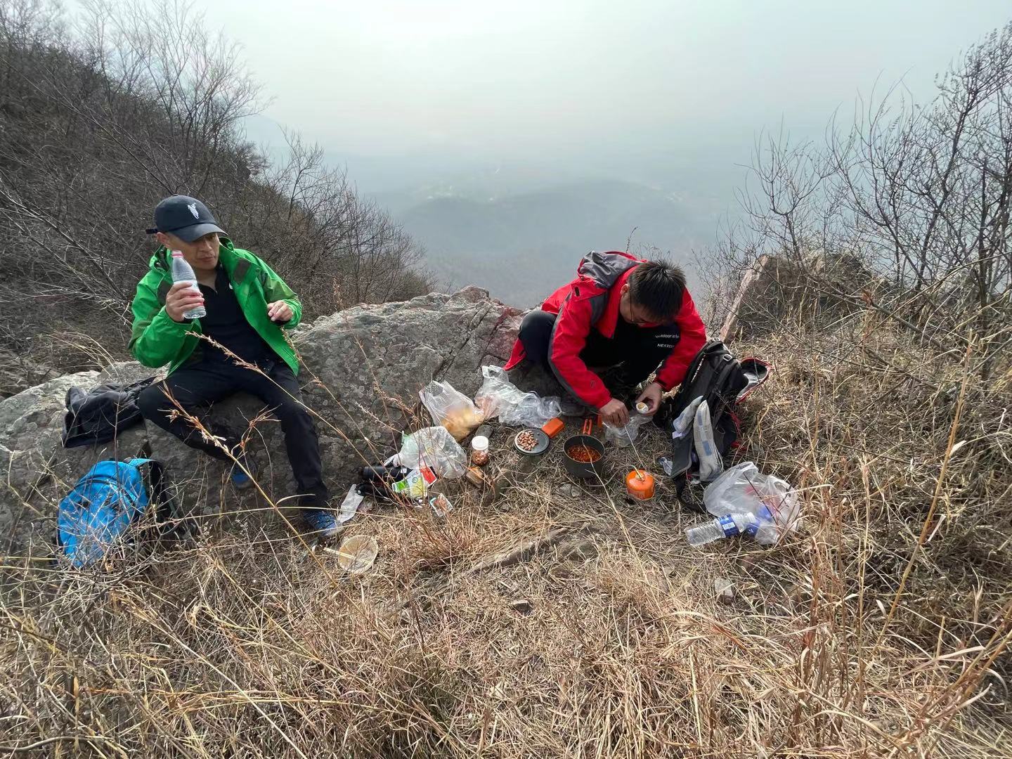 郑州驴友徒步经典户外线路，万丈梯刀背山穿越小长城黄金大草原