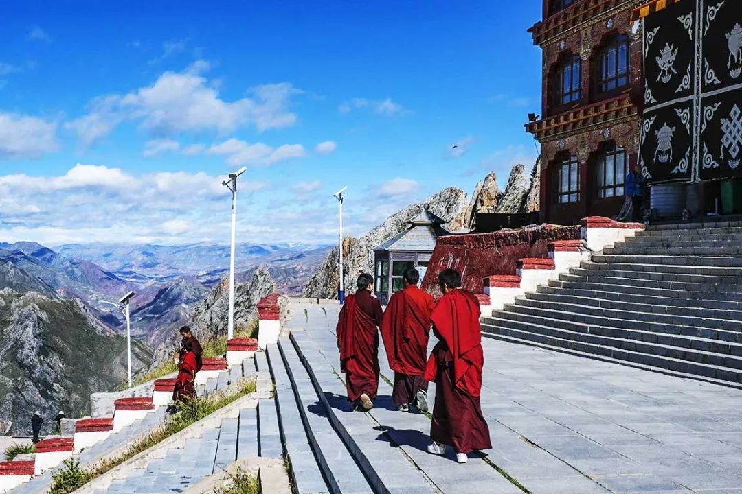 西藏这座“小江南”要藏不住了，藏东第一高峰、悬空寺庙，都在这