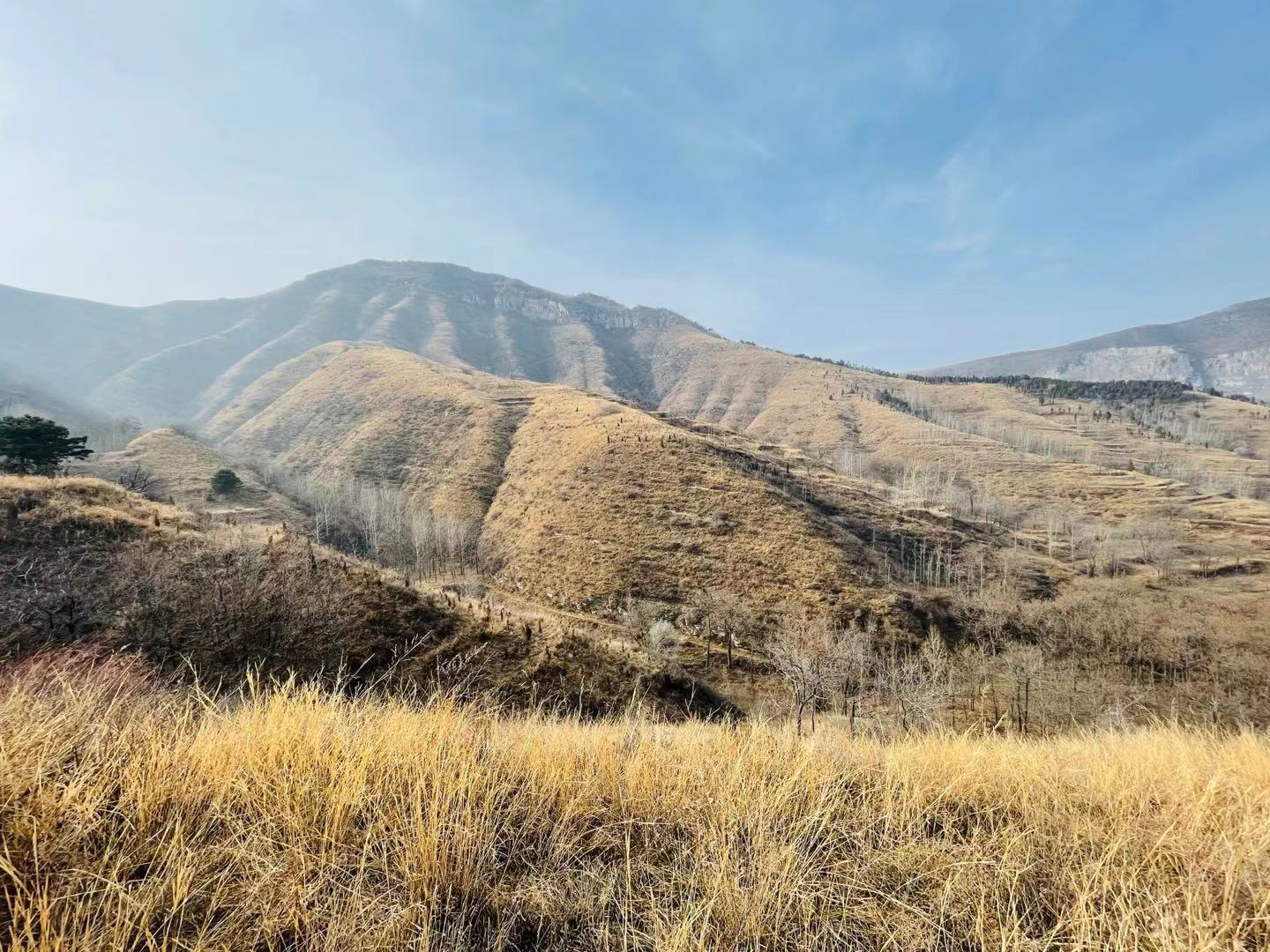 郑州驴友徒步经典户外线路，万丈梯刀背山穿越小长城黄金大草原