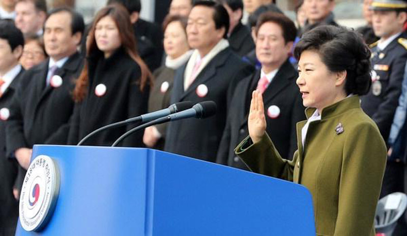 把穷得卖血的韩国，带到中等发达国家，朴槿惠之父是如何做到的？