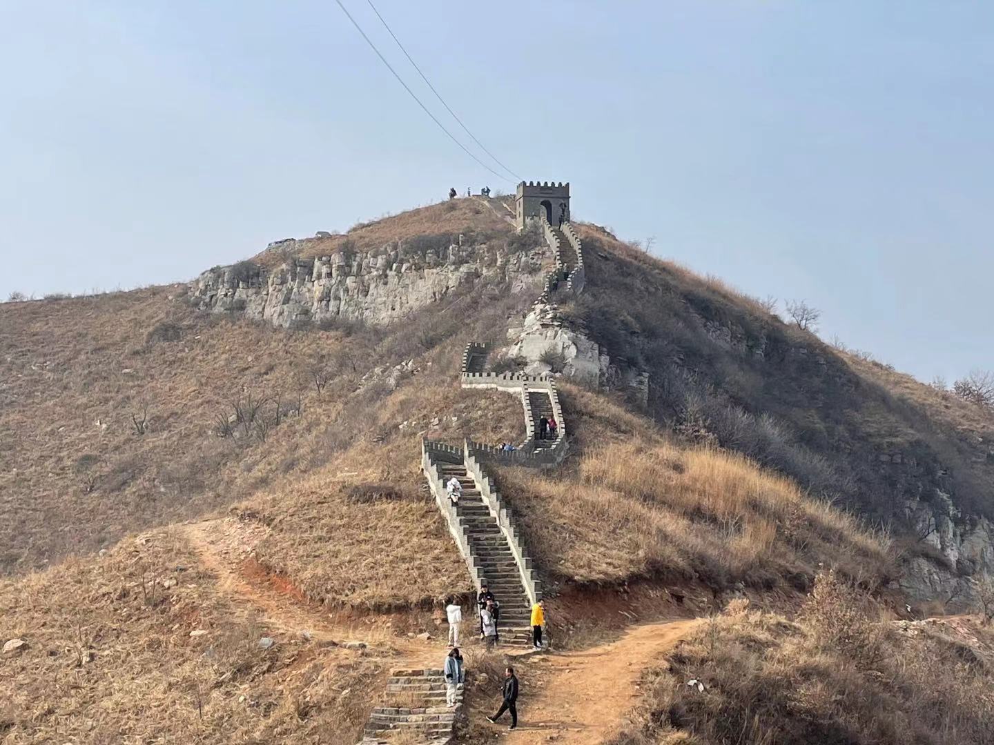 郑州驴友徒步经典户外线路，万丈梯刀背山穿越小长城黄金大草原