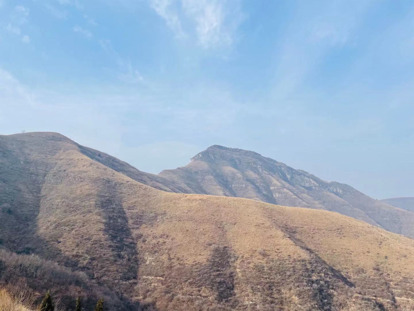 郑州驴友徒步经典户外线路，万丈梯刀背山穿越小长城黄金大草原