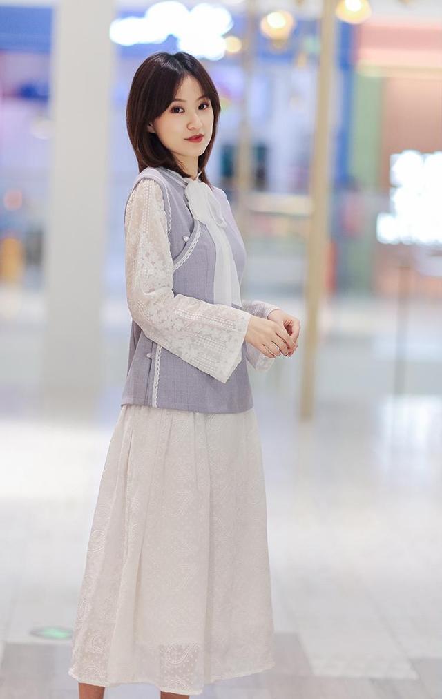 今春流行一种穿搭，叫“中国风上衣+半裙”，清纯减龄又显高