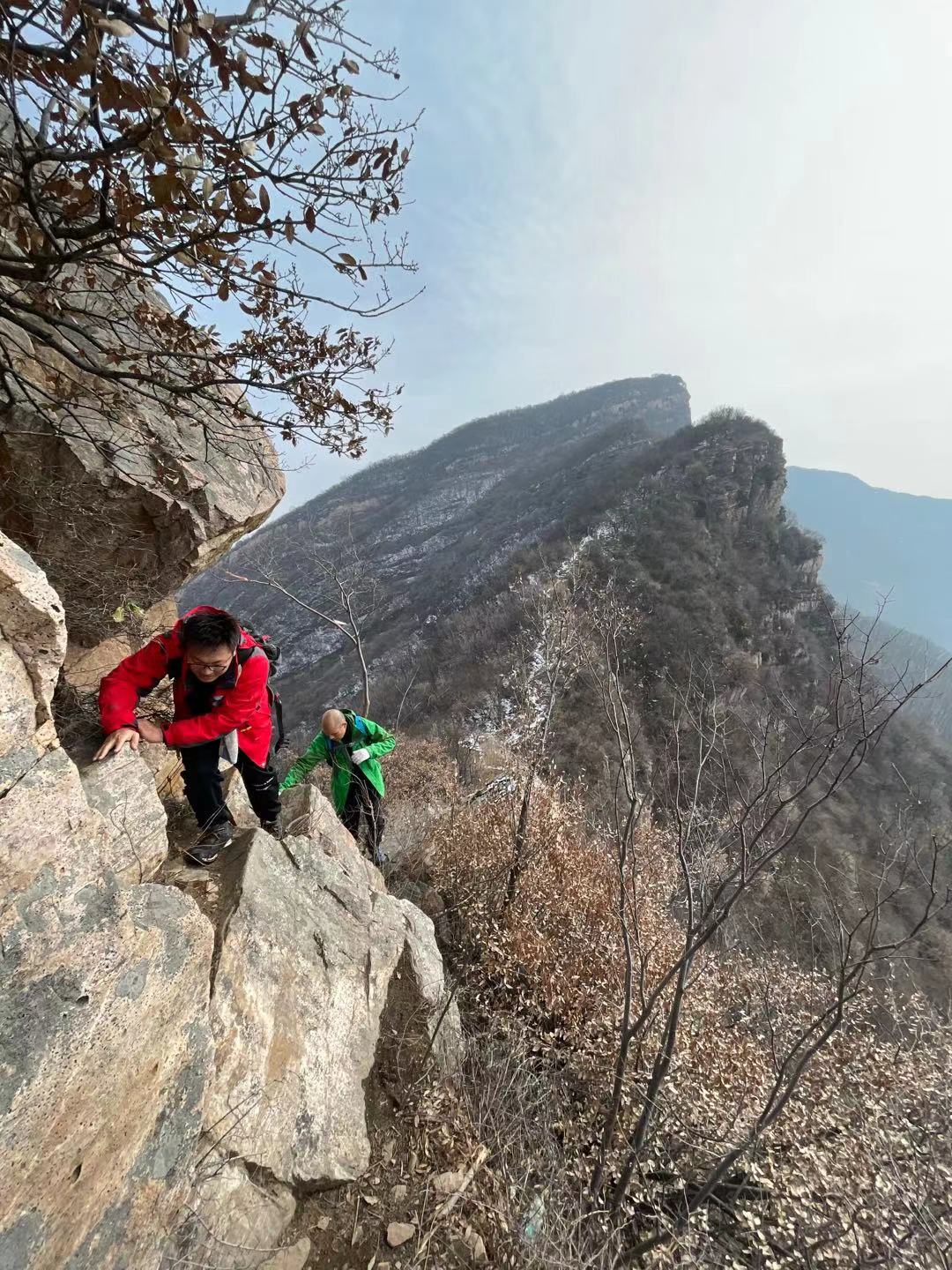 郑州驴友徒步经典户外线路，万丈梯刀背山穿越小长城黄金大草原