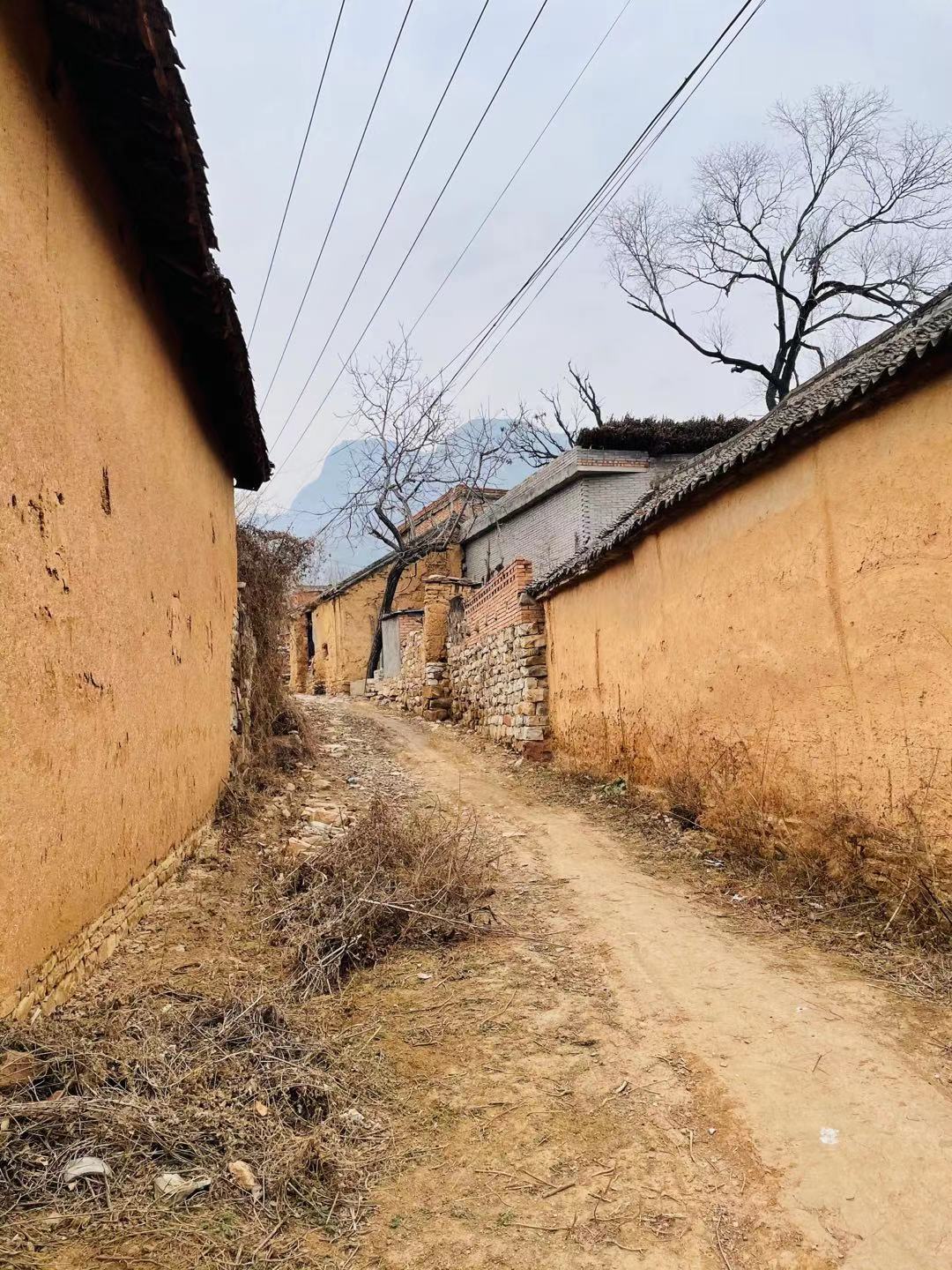 郑州驴友徒步经典户外线路，万丈梯刀背山穿越小长城黄金大草原